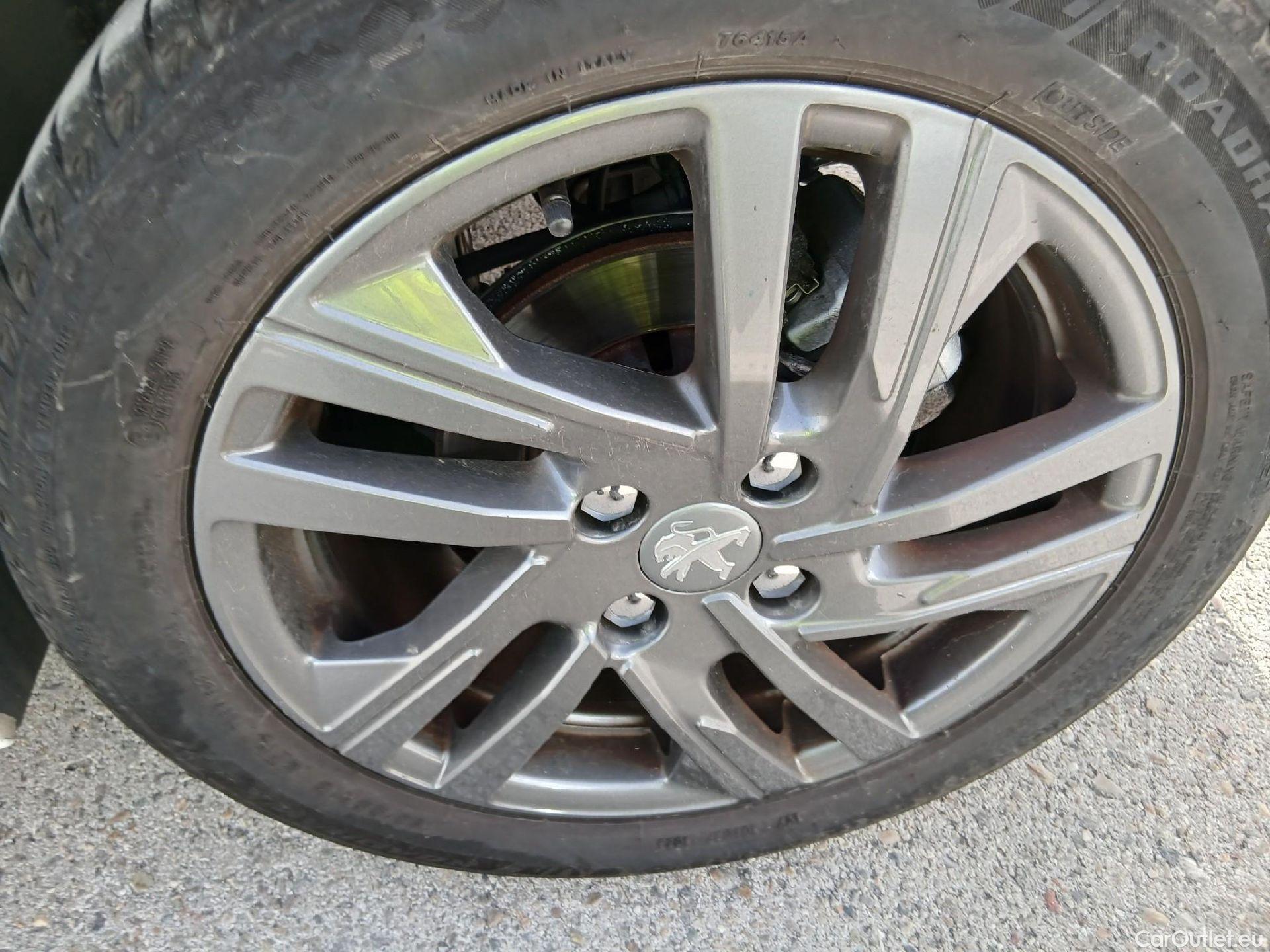  Peugeot  208 PEUGEOT  / 2019 / 5P / berlina con portón BlueHDi 73kW (100CV) Active Pack (AC) #22