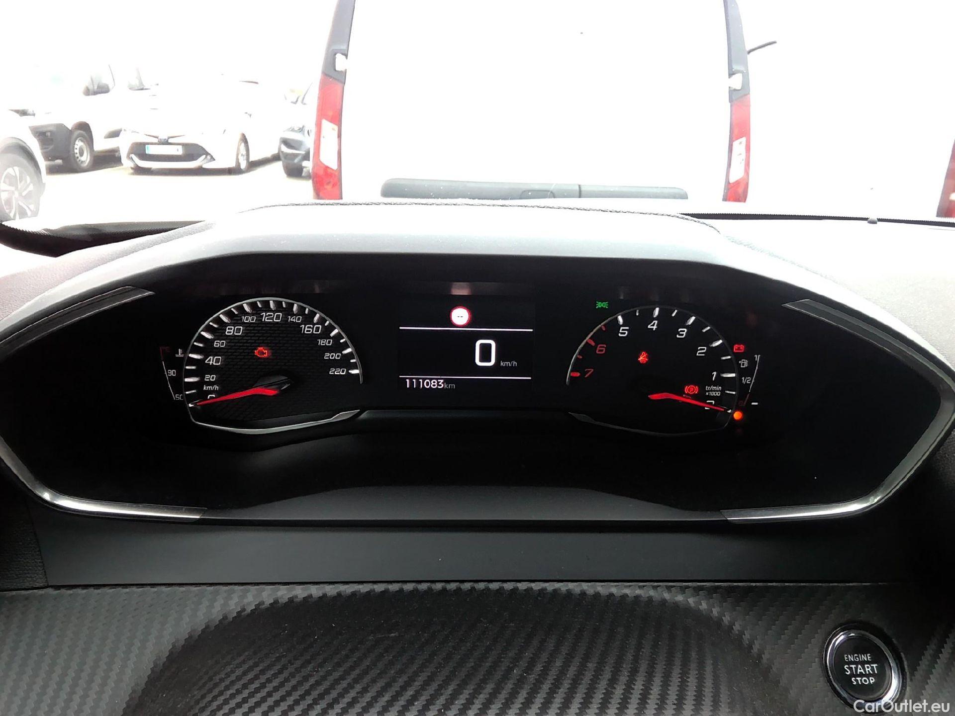  Peugeot  2008 PEUGEOT  / 2019 / 5P / todoterreno Allure BlueHDI 81kW (110CV) #16