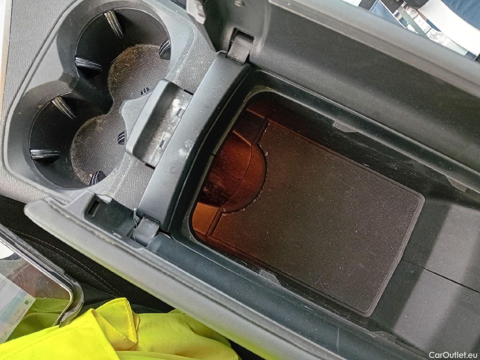  Peugeot  5008 PEUGEOT  / 2020 / 5P / todoterreno 1.2 PureTech 96KW S&S Active Pack EAT8 #5