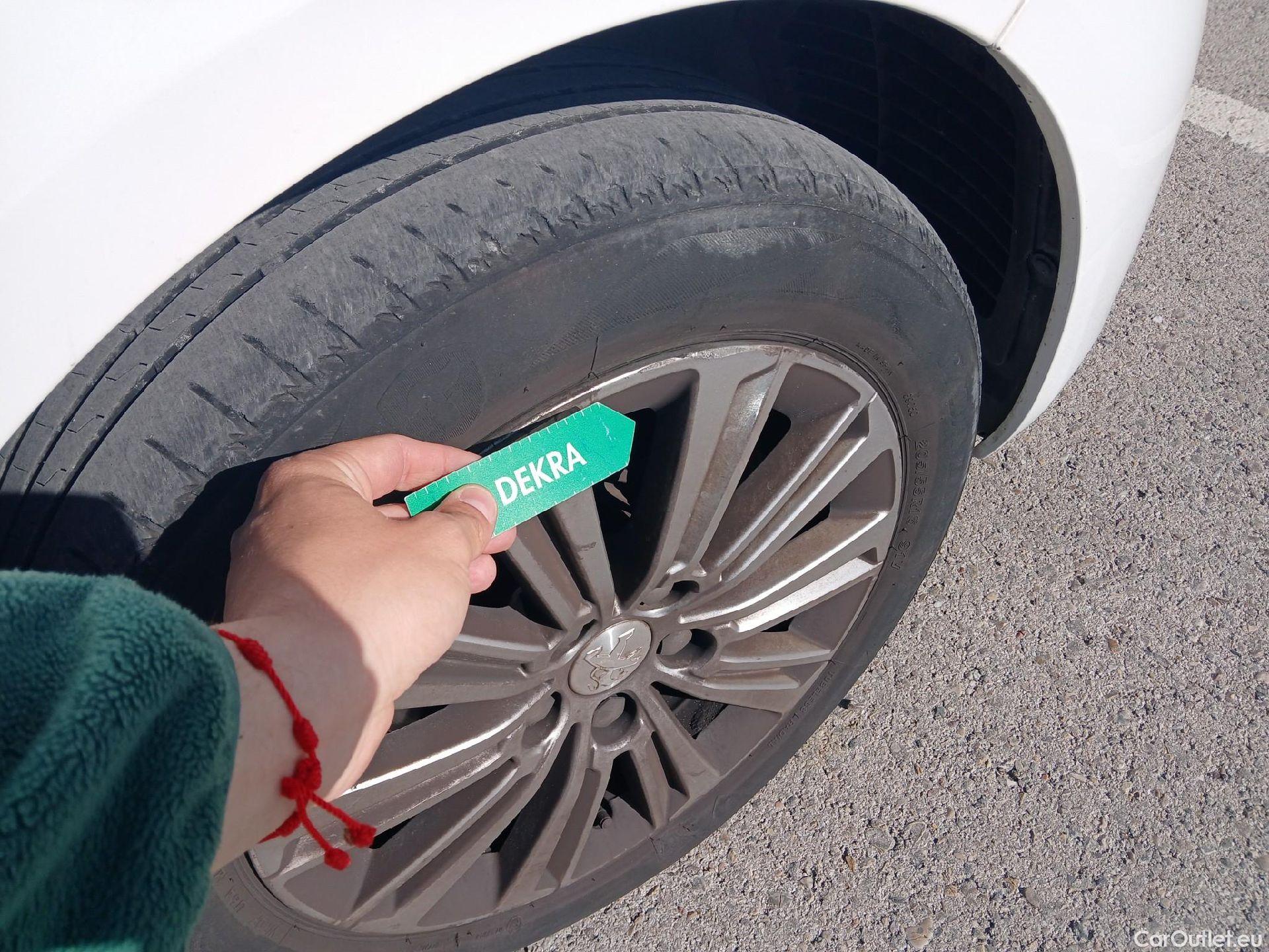  Peugeot  308 PEUGEOT  / 2017 / 5P / berlina con portón 5p Allure PureTech 130 S&S (CX) #41