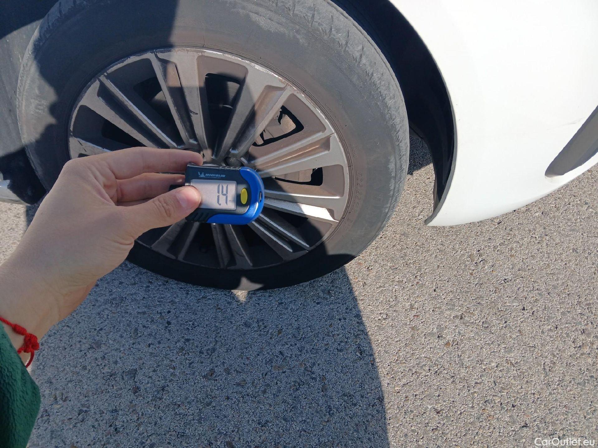  Peugeot  308 PEUGEOT  / 2017 / 5P / berlina con portón 5p Allure PureTech 130 S&S (CX) #17