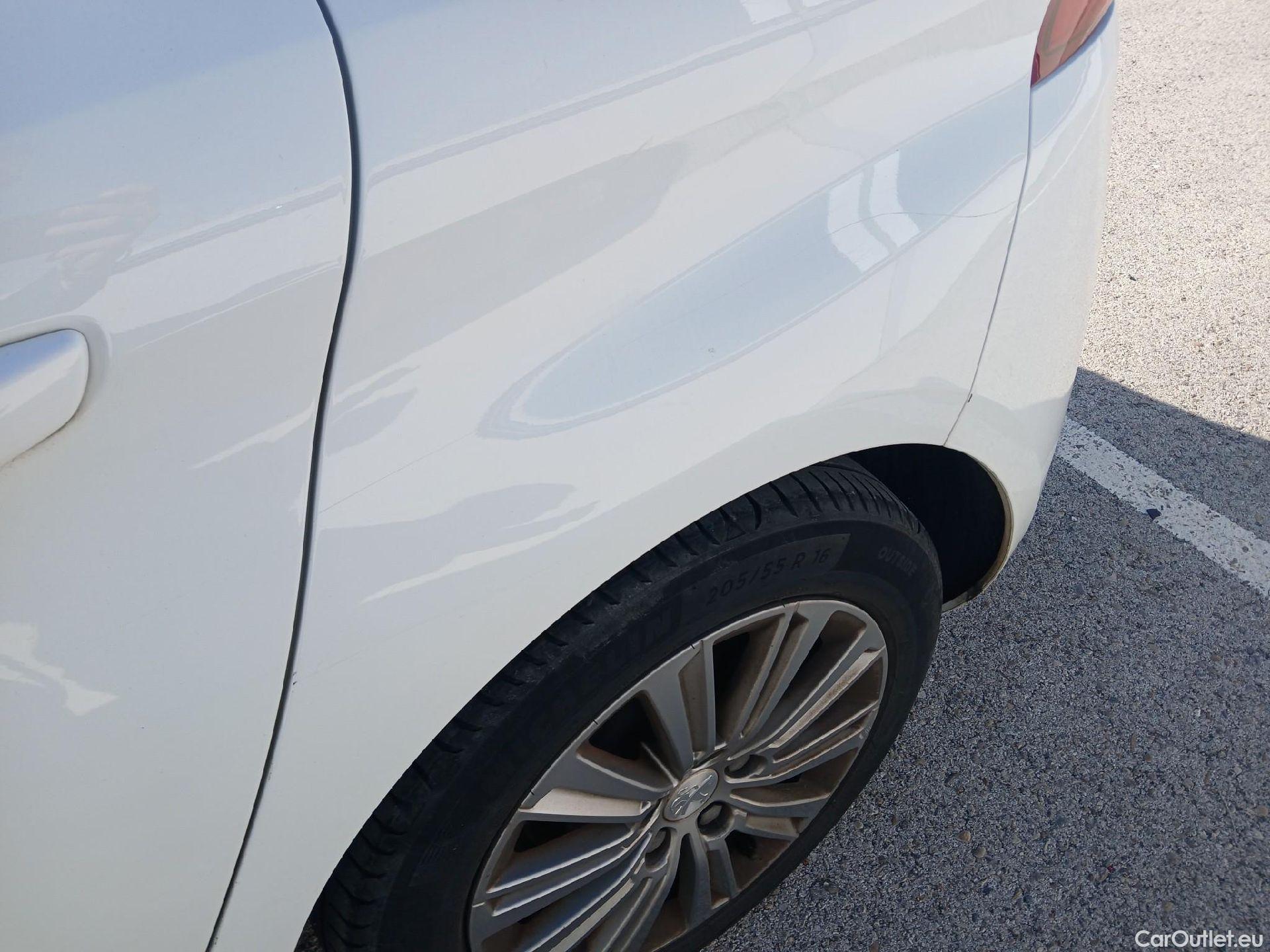  Peugeot  308 PEUGEOT  / 2017 / 5P / berlina con portón 5p Allure PureTech 130 S&S (CX) #27