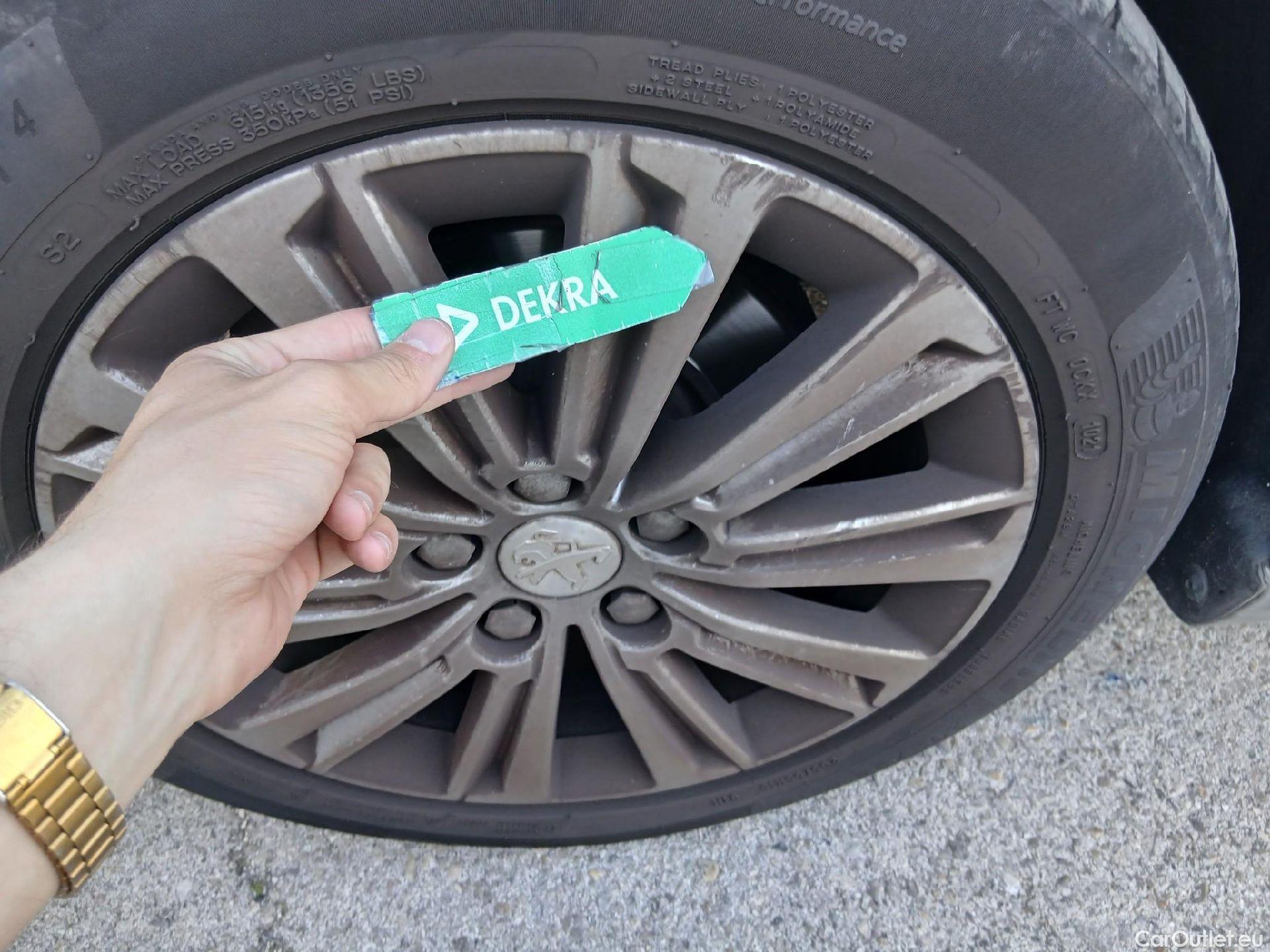  Peugeot  308 PEUGEOT  / 2017 / 5P / familiar SW Allure Pack PureTech 130 S&S #14