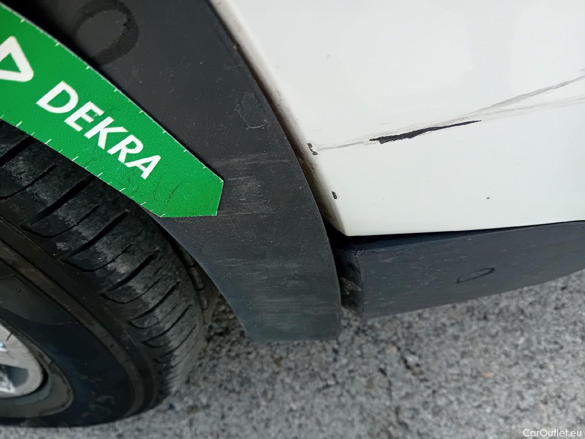  Peugeot  5008 PEUGEOT  / 2020 / 5P / todoterreno 1.2 PureTech 96KW S&S Active Pack EAT8 #16