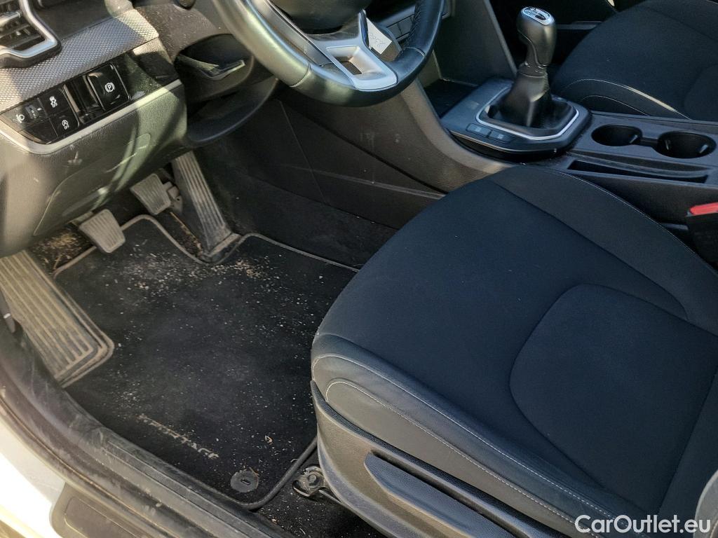  KIA  Sportage KIA  / 2022 / 5P / todoterreno 1.6 CRDi MHEV 100kW (136CV) Concept 4X2 #19