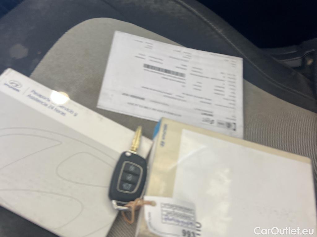  Hyundai  i10 HYUNDAI  / 2020 / 5P / berlina con portón 1.0 Essence #12