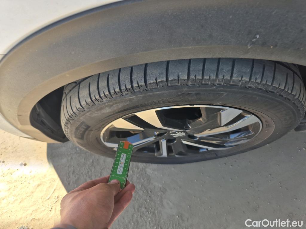  Peugeot  2008 PEUGEOT  / 2019 / 5P / todoterreno Allure Pack BlueHDI 130 S&S EAT8 #4