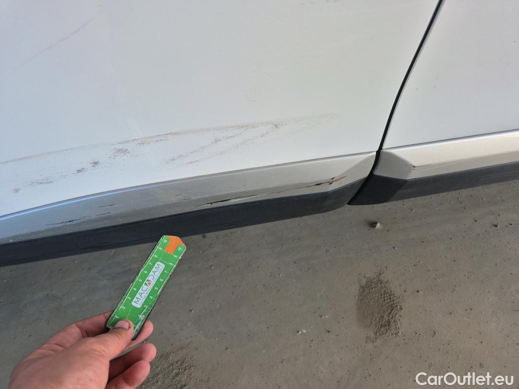  Peugeot  2008 PEUGEOT  / 2019 / 5P / todoterreno Allure Pack BlueHDI 130 S&S EAT8 #25