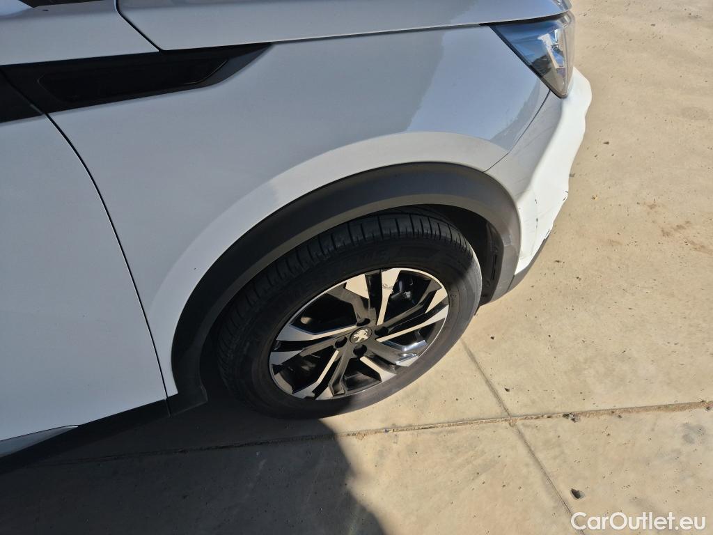  Peugeot  2008 PEUGEOT  / 2019 / 5P / todoterreno Allure Pack BlueHDI 130 S&S EAT8 #26