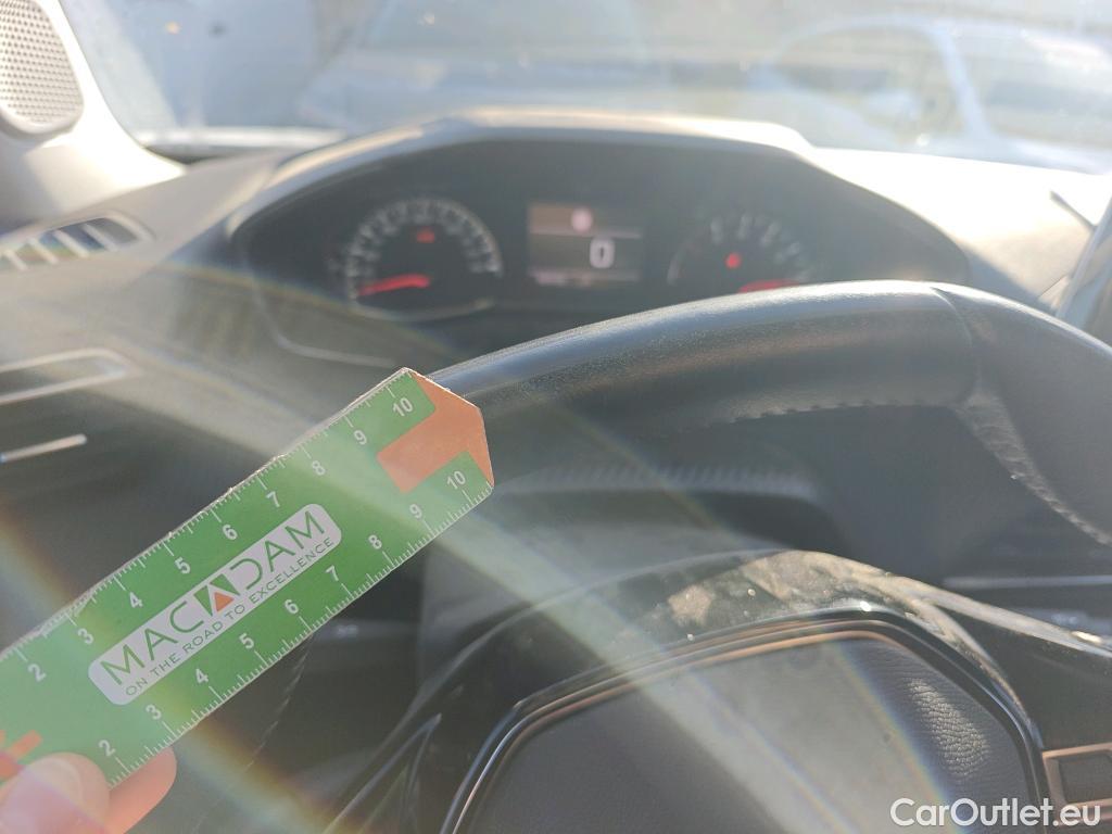  Peugeot  2008 PEUGEOT  / 2019 / 5P / todoterreno Active Pack BlueHDI 81kW (110CV) #17