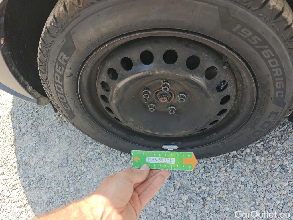  Fiat  Doblo FIAT Doblò Cargo/2015/4P/furgón derivado de turismo Cargo Maxi SX 1.6 Mjet 78kW (105CV)  Isotermo + Equipo de frio #46