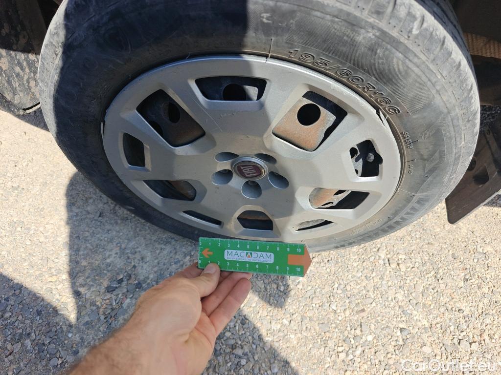  Fiat  Doblo FIAT Doblò Cargo/2015/4P/furgón derivado de turismo Cargo Maxi SX 1.6 Mjet 78kW (105CV)  Isotermo + Equipo de frio #47