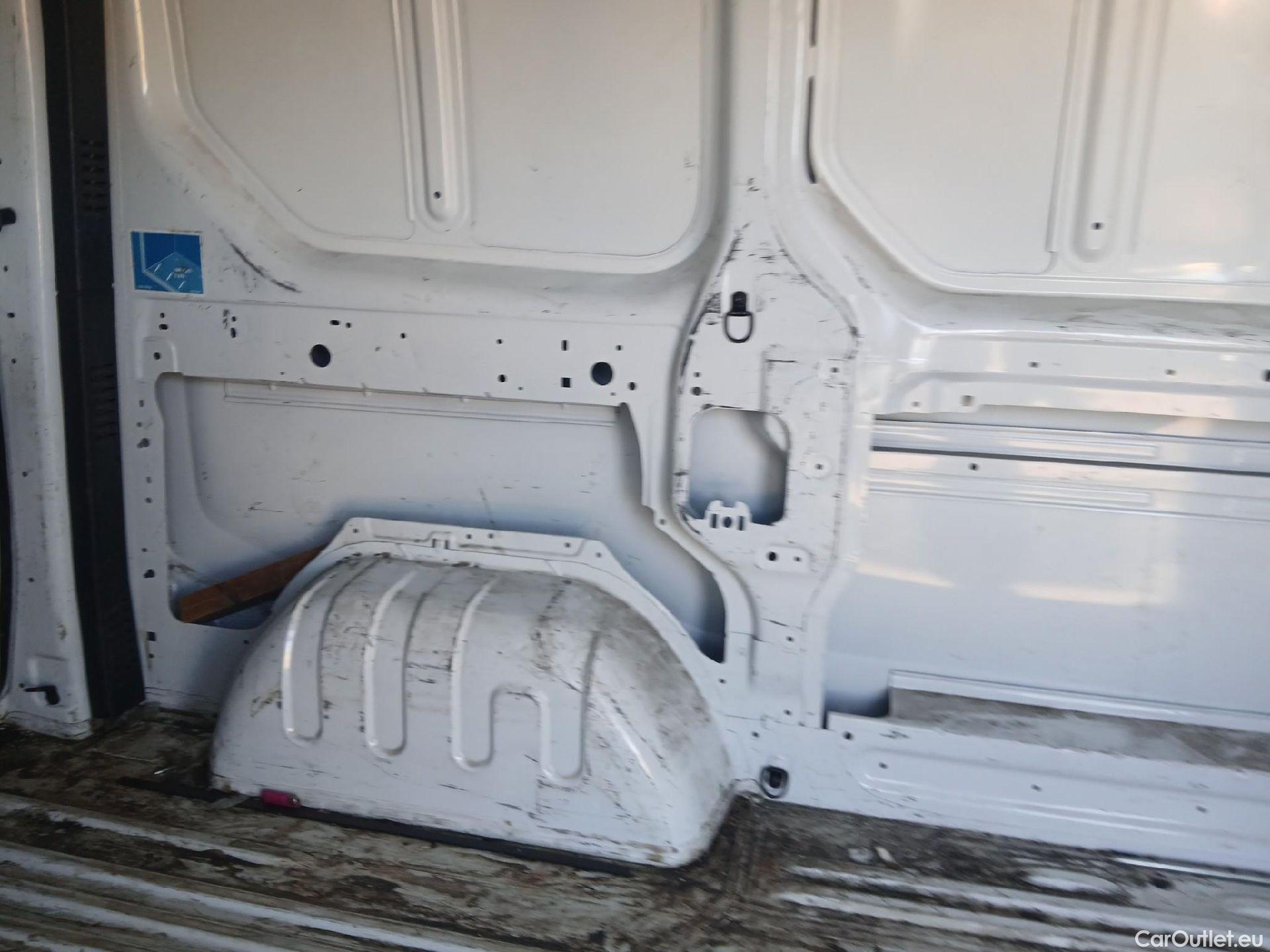  Renault  Trafic RENAULT  / 2019 / 4P / furgón Furgón 27 L1H1 Energy BluedCi 88 kW (AC) #58