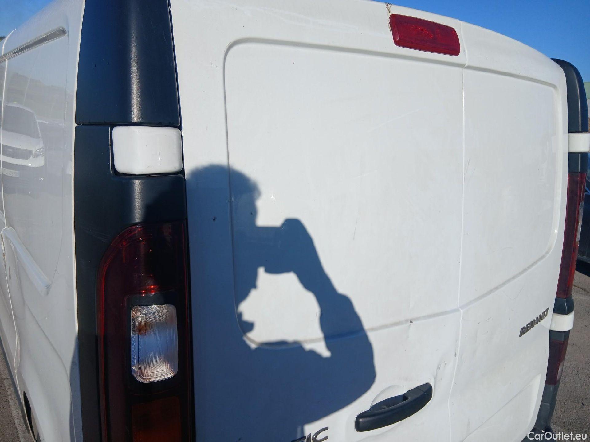  Renault  Trafic RENAULT  / 2019 / 4P / furgón Furgón 27 L1H1 Energy BluedCi 88 kW (AC) #29