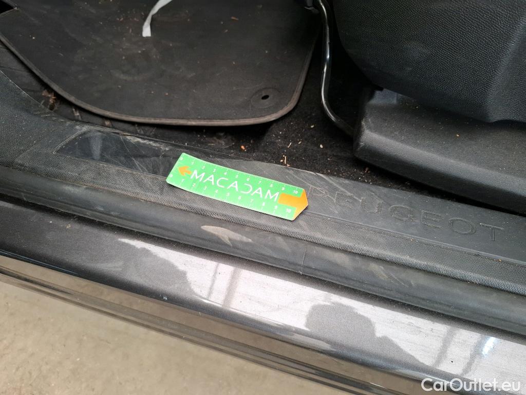  Peugeot  3008  Allure 1.5 HDi 130CV BVA8 E6d #32