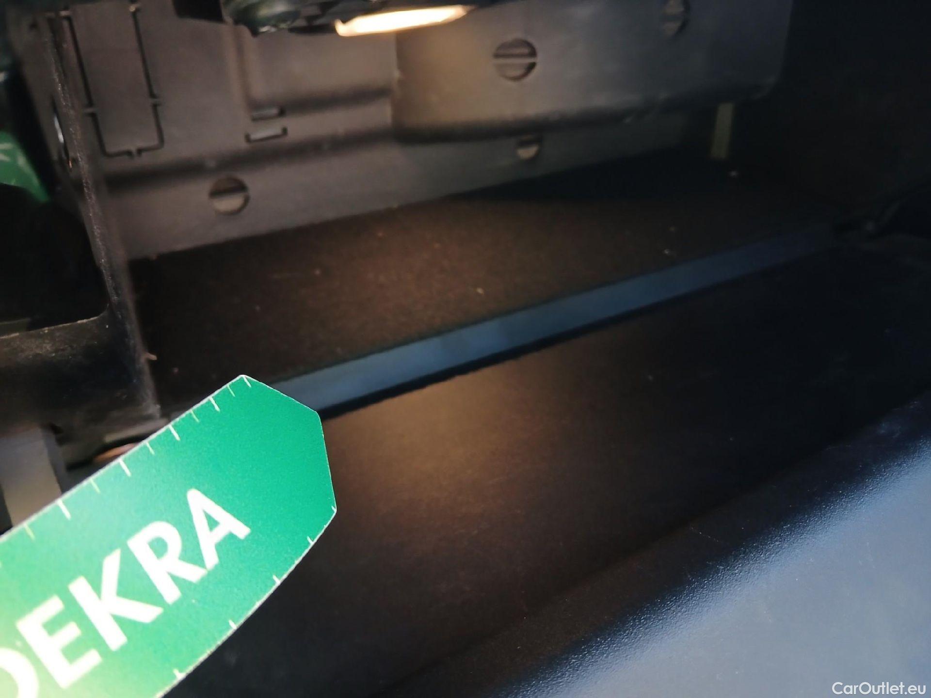  Mercedes  A-Klasse MERCEDES-BENZ Clase A berlina con portón A 250 e 220 CV 11 kWh #Opcionales 5800€# #7