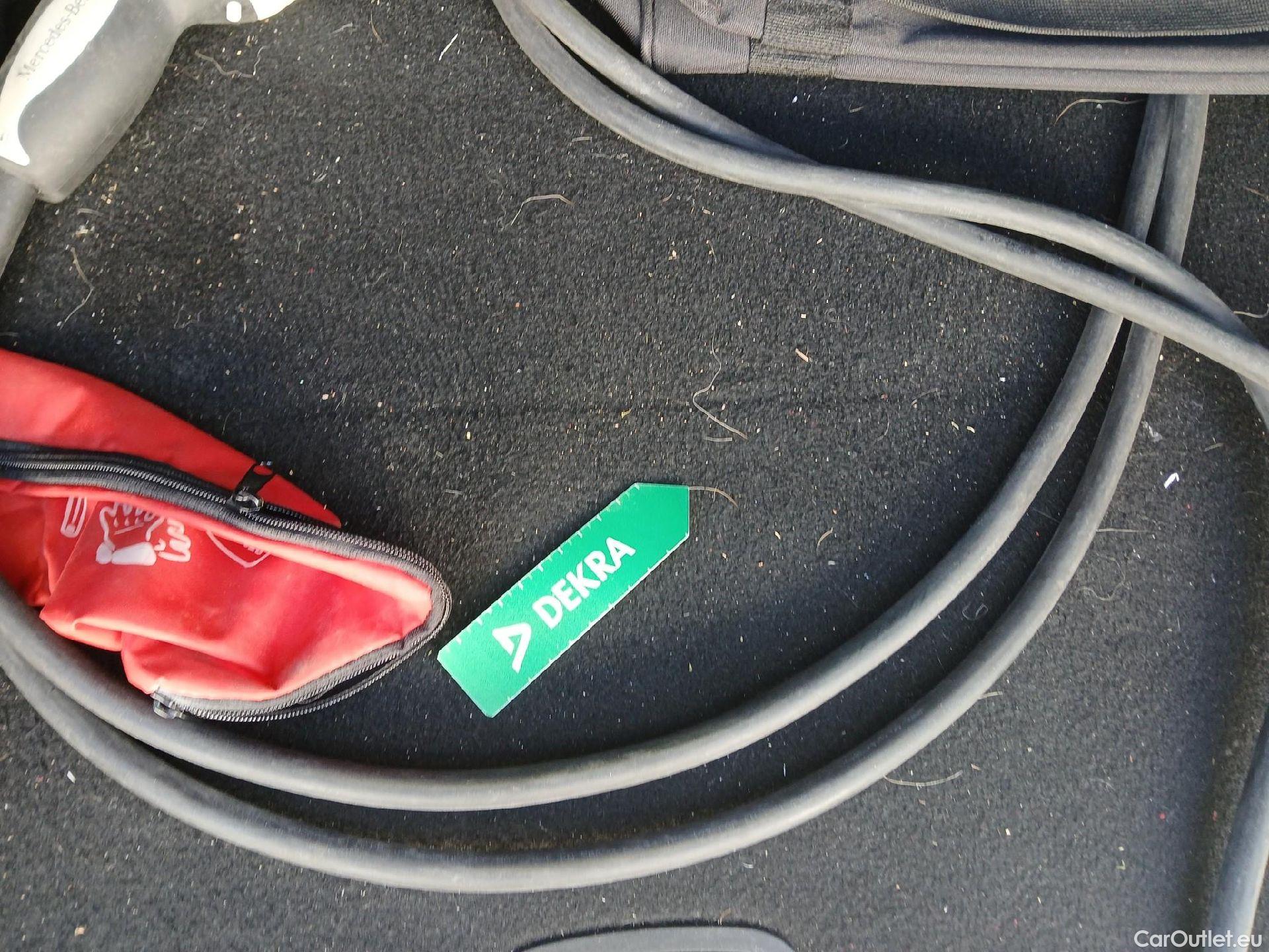  Mercedes  A-Klasse MERCEDES-BENZ Clase A berlina con portón A 250 e 220 CV 11 kWh #Opcionales 5800€# #1