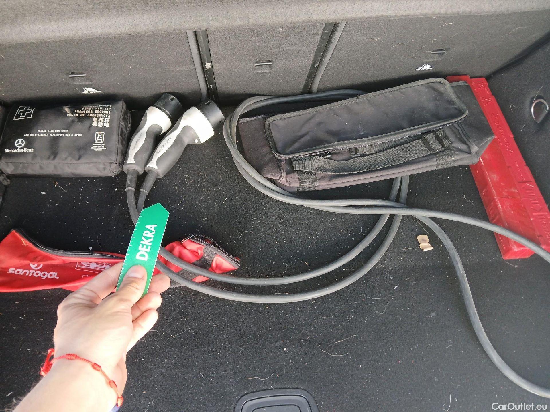  Mercedes  A-Klasse MERCEDES-BENZ Clase A berlina con portón A 250 e 220 CV 11 kWh #Opcionales 5800€# #5