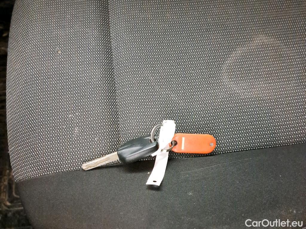  Toyota  Proace TOYOTA  City / 2020 / 4P / combi 1.5D 75kW (100CV) GX L1 (CX) #6