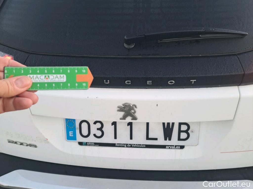  Peugeot  2008 PEUGEOT  / 2019 / 5P / todoterreno Allure BlueHDI 81kW (110CV) #20