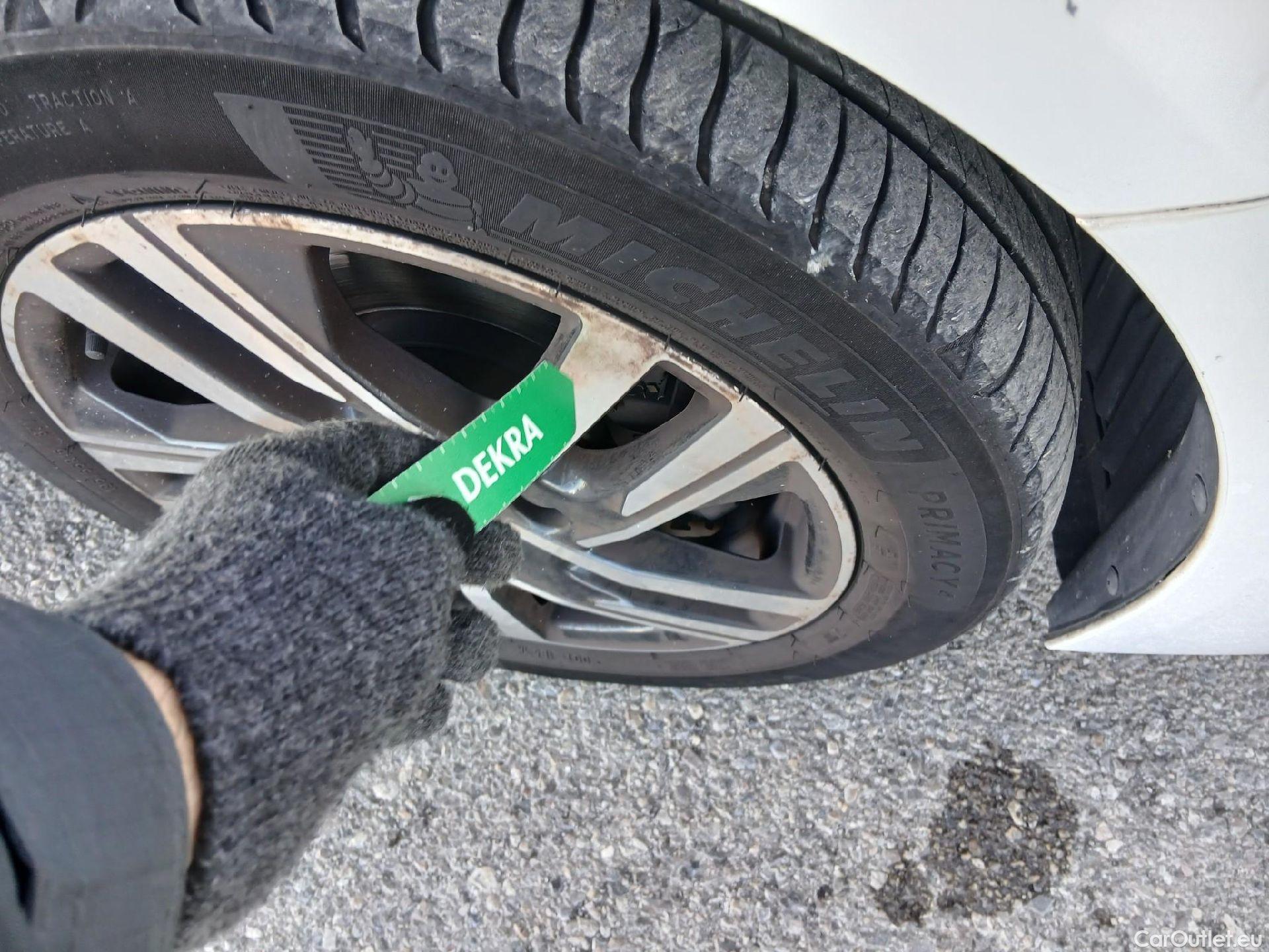  Peugeot  208 PEUGEOT  / 2019 / 5P / berlina con portón PureTech 73kW (100CV) Allure (AC) #36