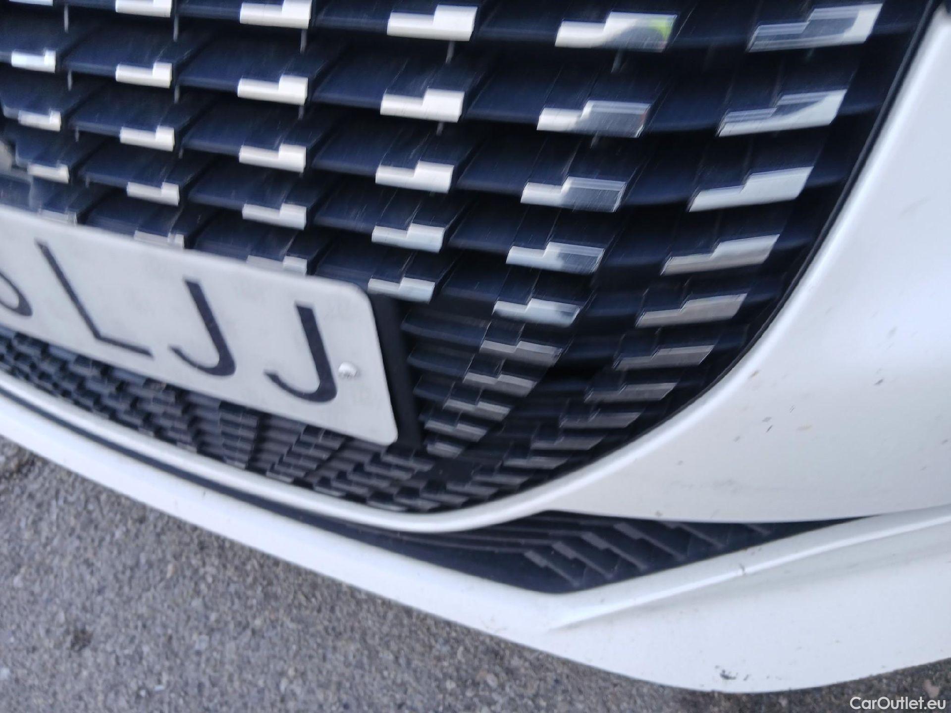  Peugeot  208 PEUGEOT  / 2019 / 5P / berlina con portón PureTech 73kW (100CV) Allure (AC) #4