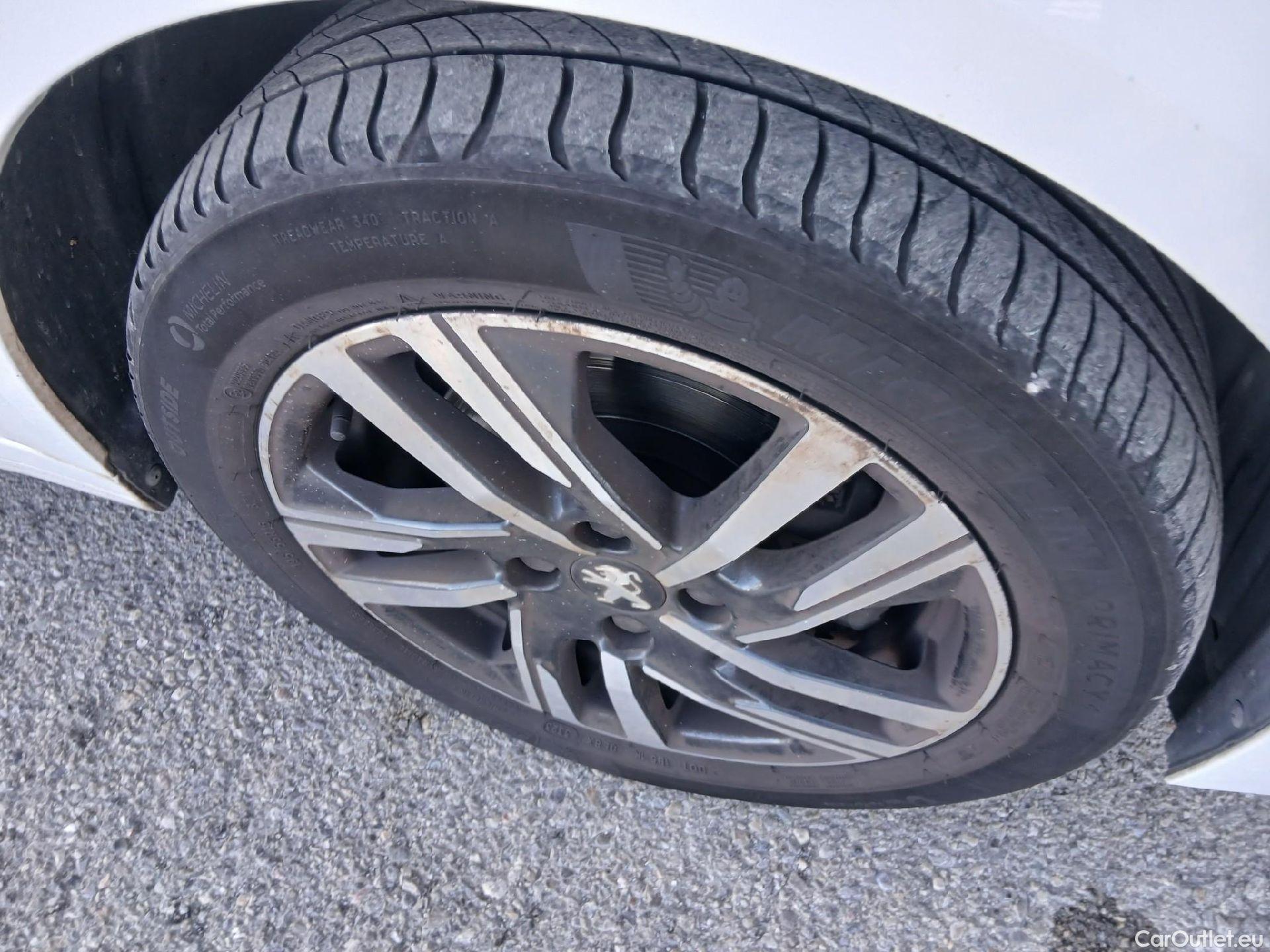  Peugeot  208 PEUGEOT  / 2019 / 5P / berlina con portón PureTech 73kW (100CV) Allure (AC) #35