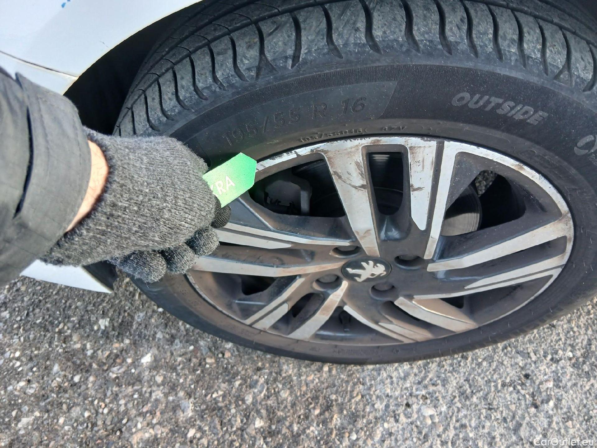  Peugeot  208 PEUGEOT  / 2019 / 5P / berlina con portón PureTech 73kW (100CV) Allure (AC) #5