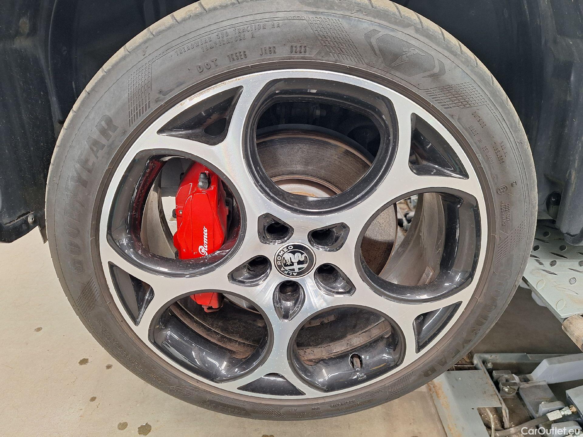  Alfa Romeo  TONALE Alfa Romeo,  '22 PHEV, Alfa Romeo  1.3 T280 PHEV Q4 Veloce 5d #37