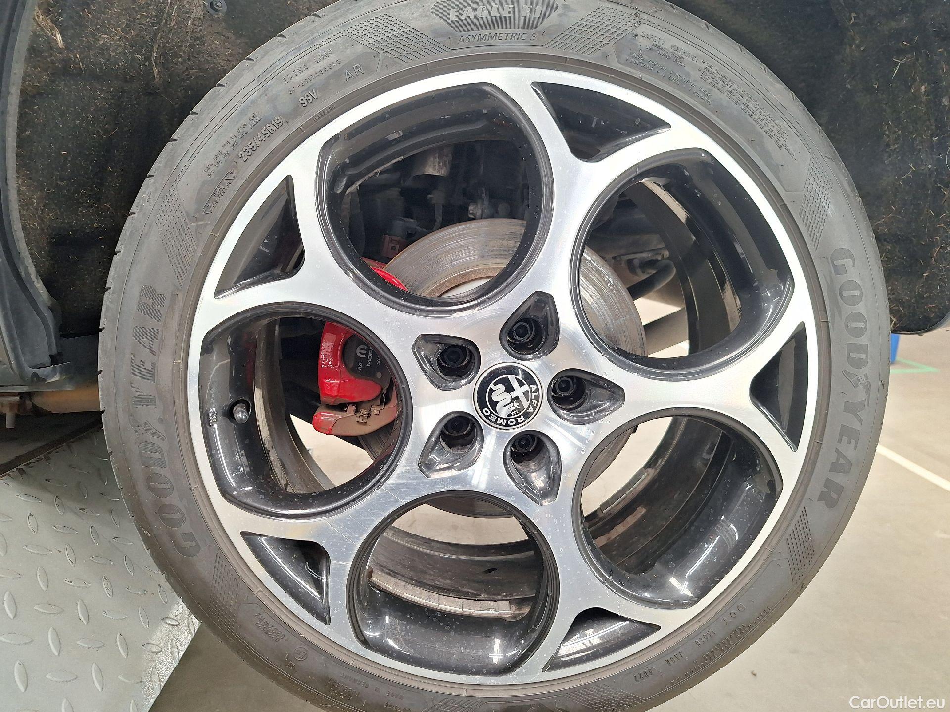  Alfa Romeo  TONALE Alfa Romeo,  '22 PHEV, Alfa Romeo  1.3 T280 PHEV Q4 Veloce 5d #29