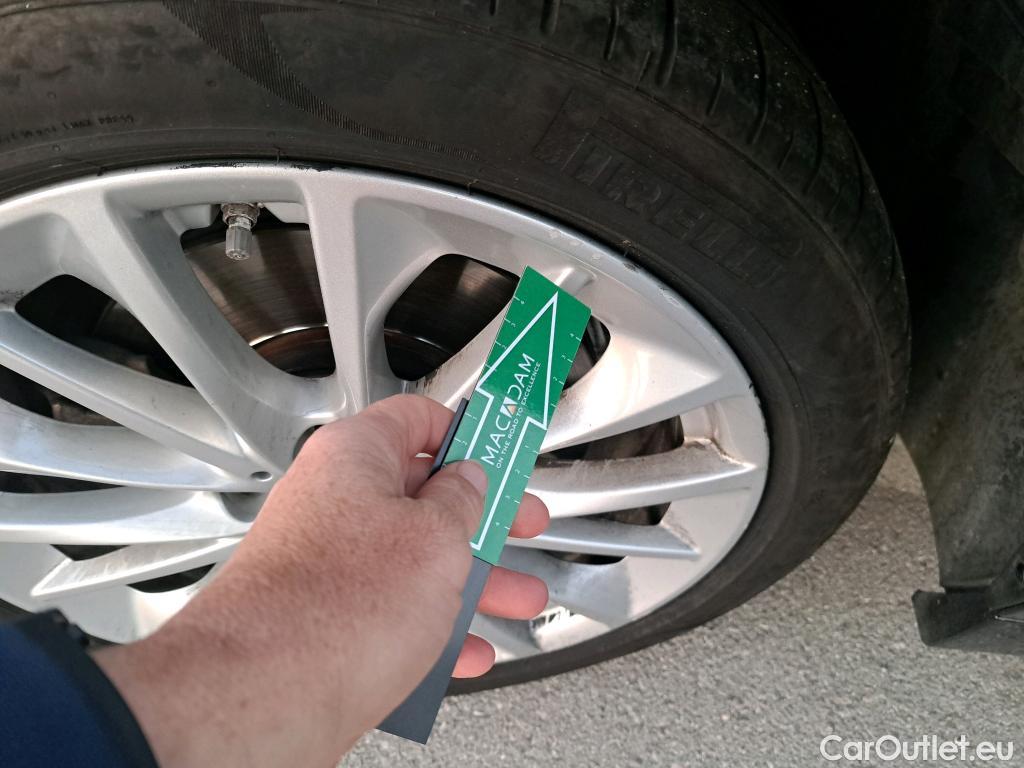  Bmw  Serie 1 BMW  / 2019 / 5P / berlina con portón 116d Corporate Auto. #9