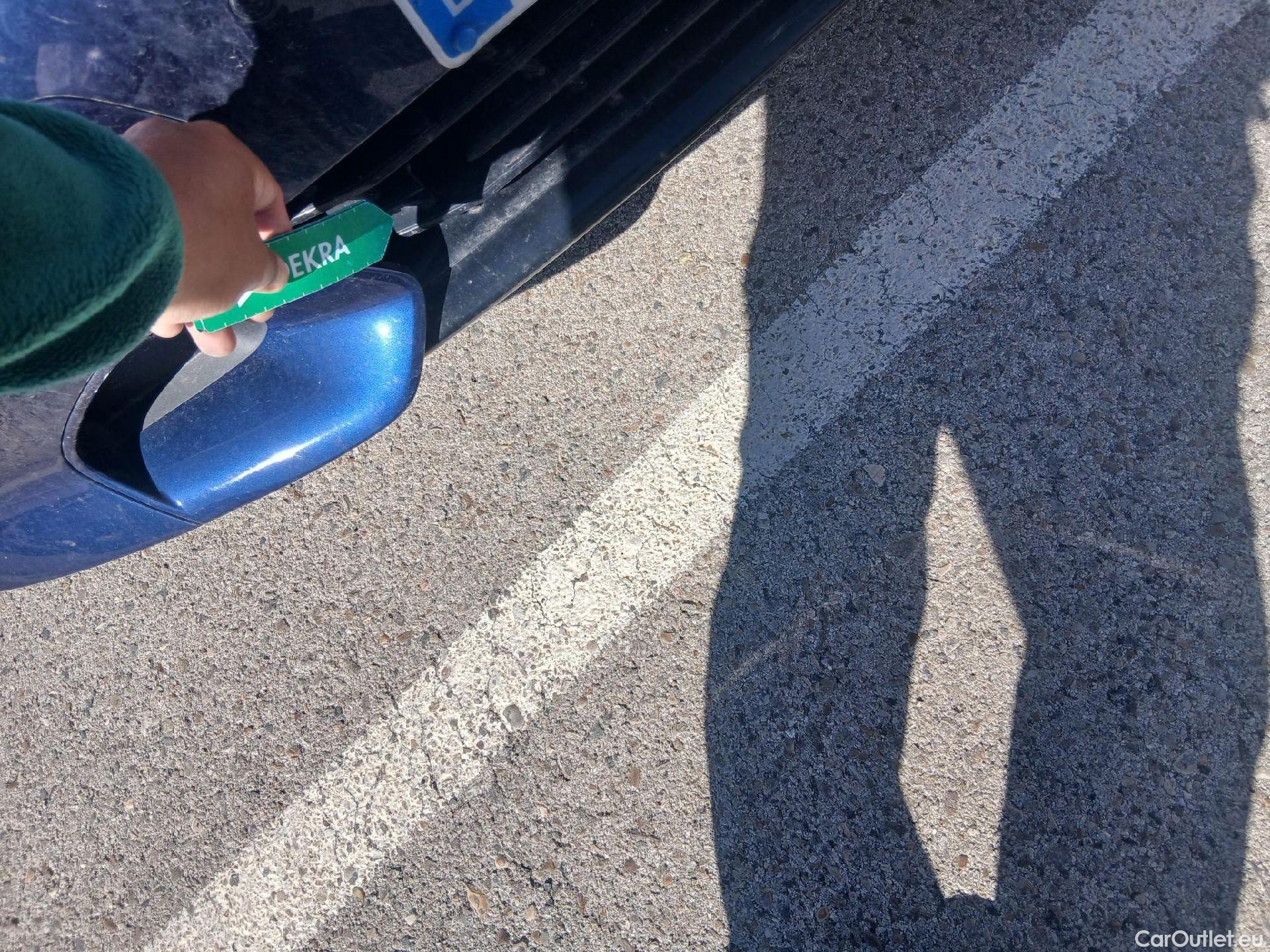  Bmw  Serie 3 BMW  / 2018 / 4P / sedán 320d xDrive Auto. #4