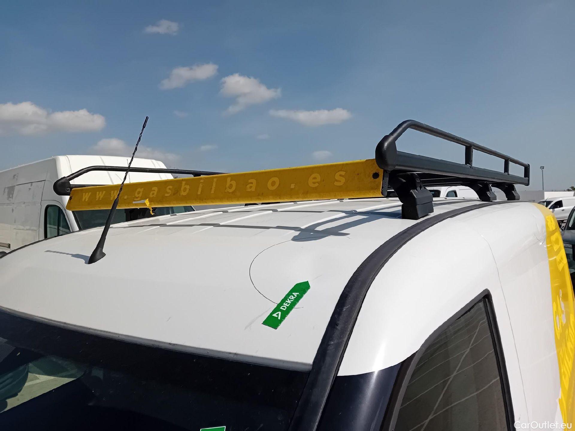  Fiat  Doblo FIAT Doblò Cargo/2015/4P/furgón derivado de turismo Cargo SX 1.6 Mjet 77kW (105CV) #13