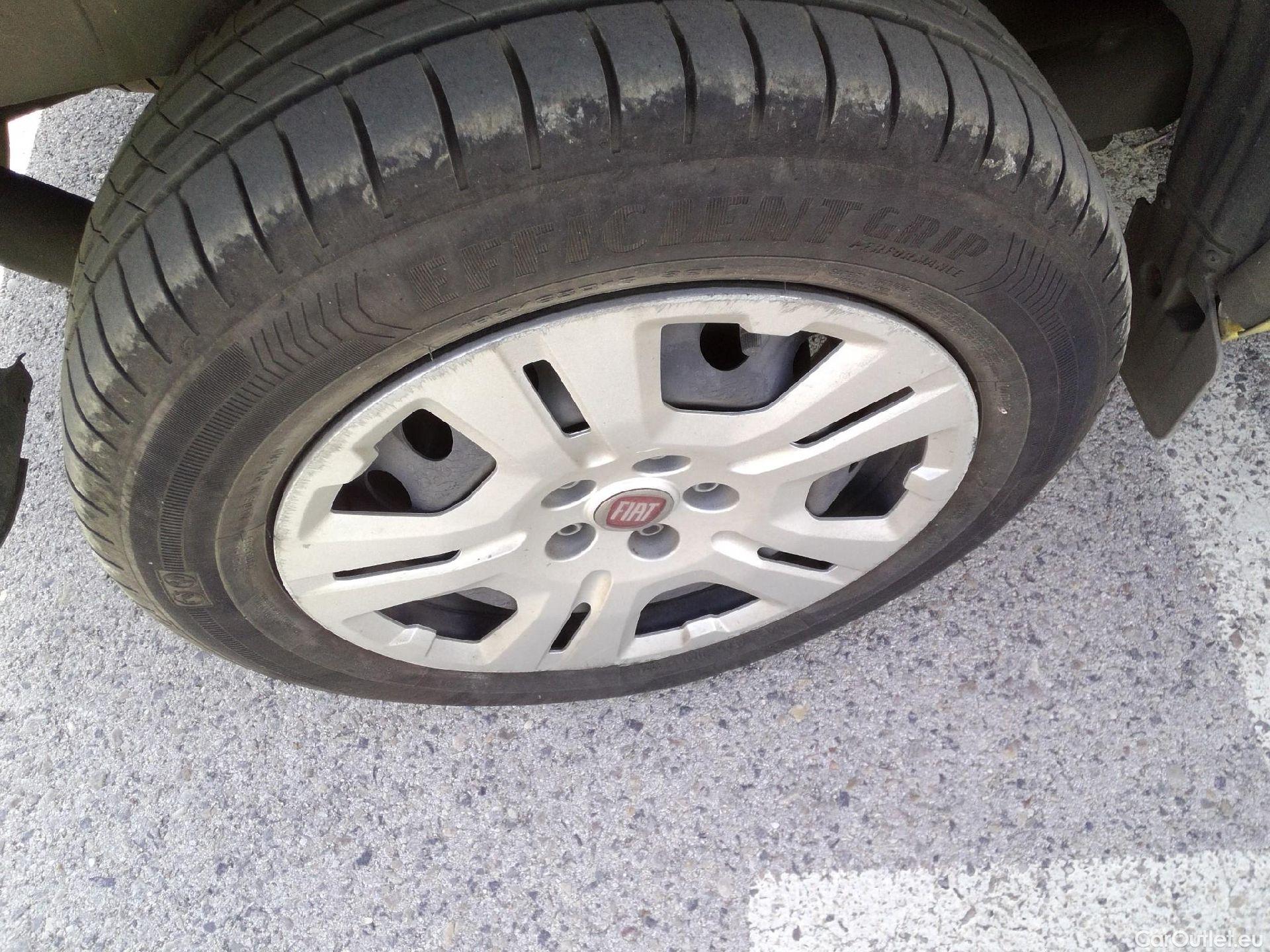  Fiat  Doblo FIAT Doblò Cargo/2015/4P/furgón derivado de turismo Cargo SX 1.6 Mjet 77kW (105CV) #24