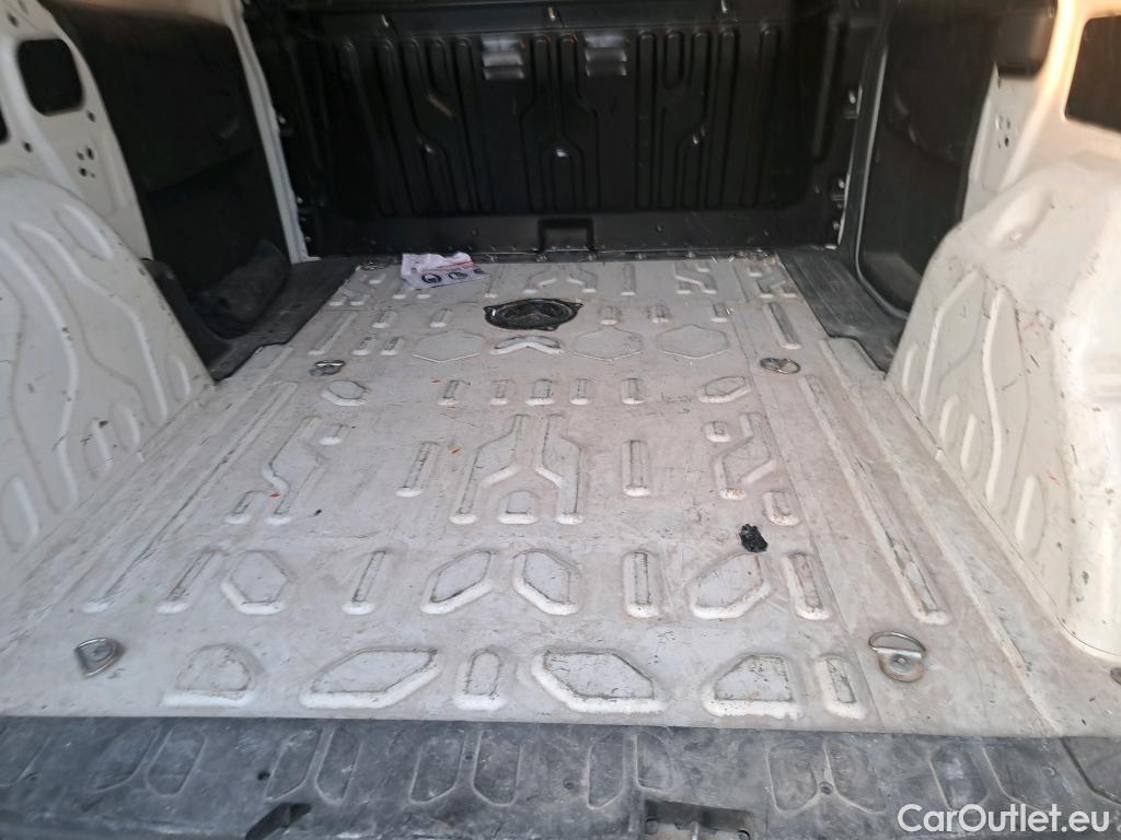  Fiat  Doblo FIAT Doblò Cargo/2015/4P/furgón derivado de turismo Cargo SX 1.6 Mjet 66kW (90CV) (AC) #17