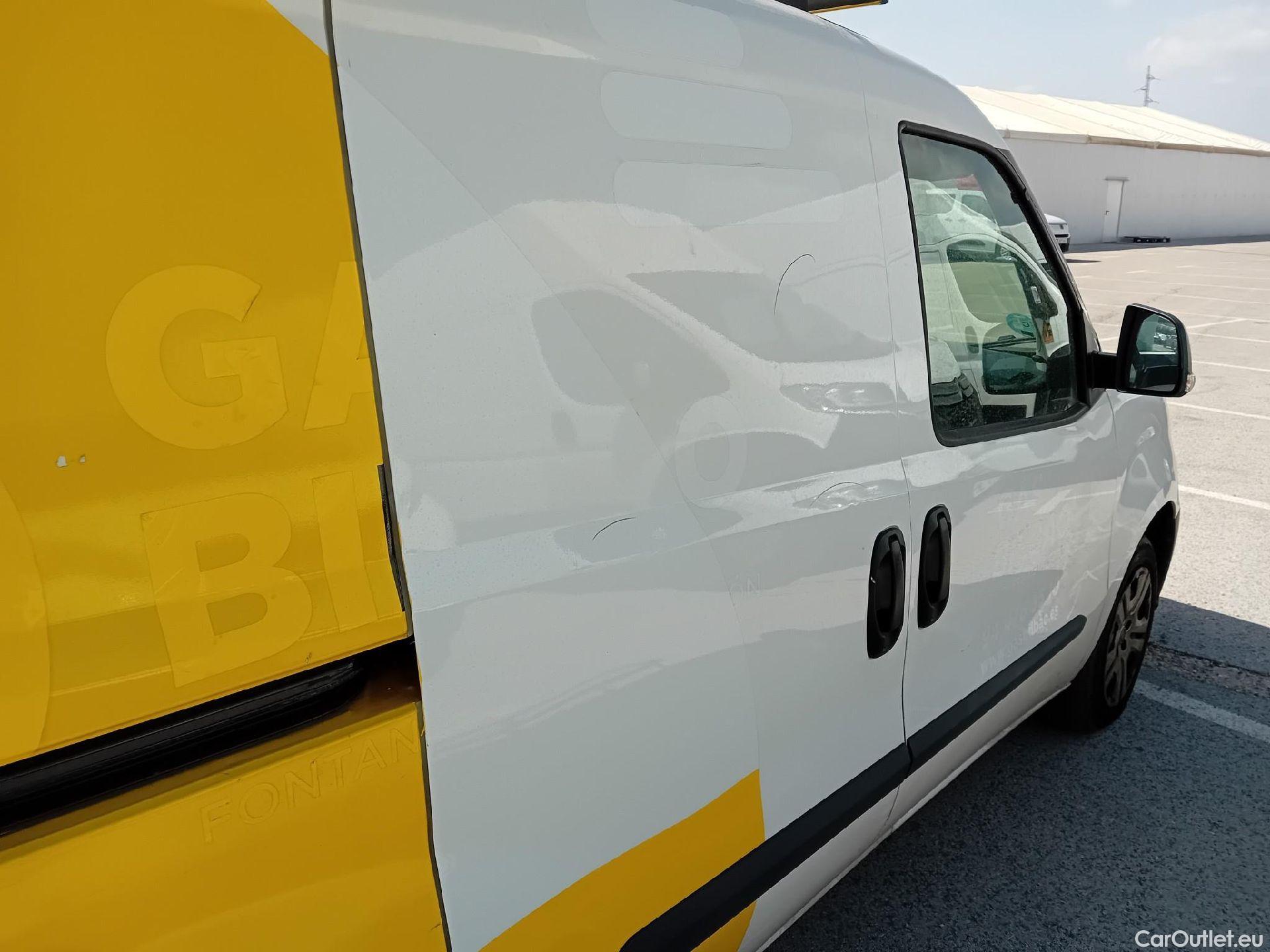  Fiat  Doblo FIAT Doblò Cargo/2015/4P/furgón derivado de turismo Cargo SX 1.6 Mjet 77kW (105CV) #25