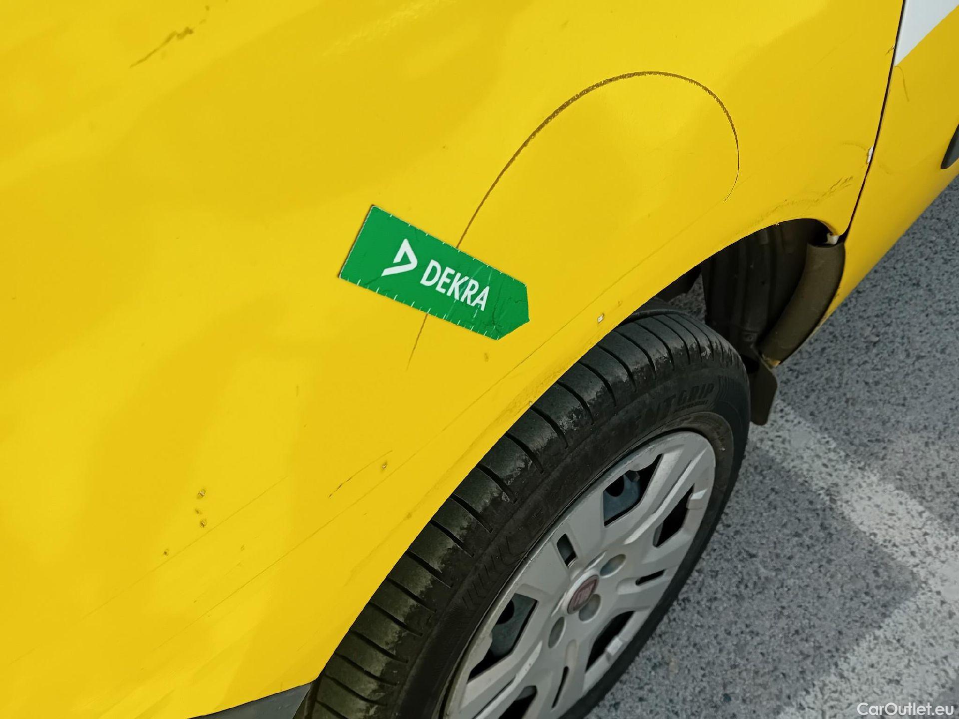  Fiat  Doblo FIAT Doblò Cargo/2015/4P/furgón derivado de turismo Cargo SX 1.6 Mjet 77kW (105CV) #22