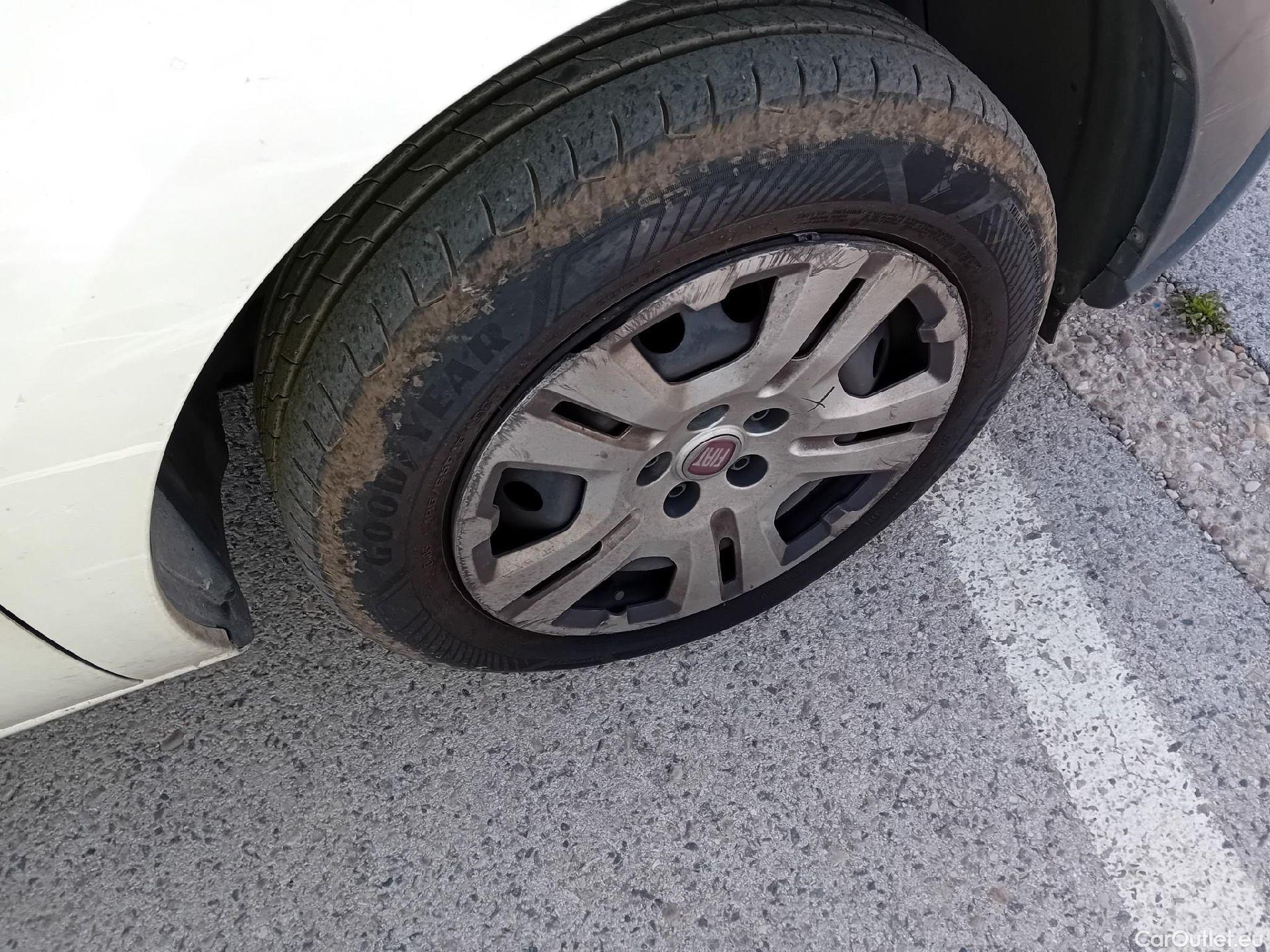  Fiat  Doblo FIAT Doblò Cargo/2015/4P/furgón derivado de turismo Cargo SX 1.6 Mjet 77kW (105CV) #32