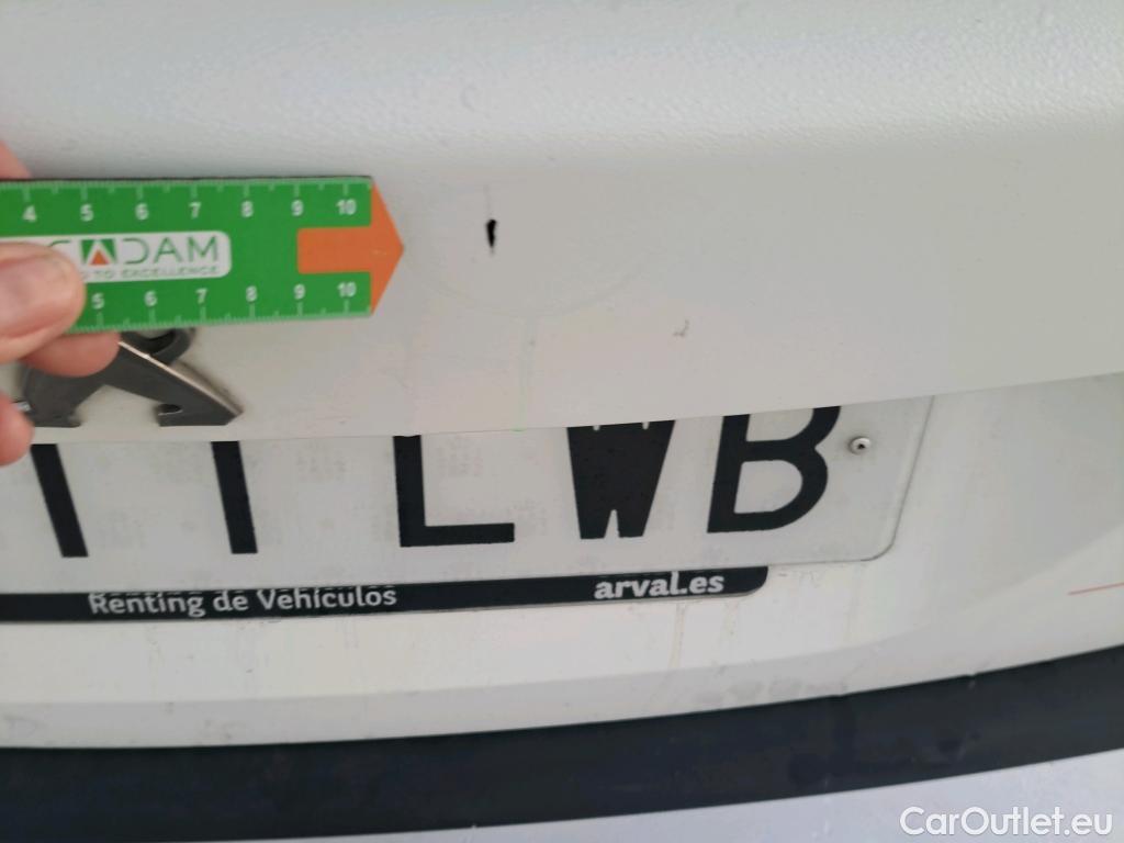  Peugeot  2008 PEUGEOT  / 2019 / 5P / todoterreno Allure BlueHDI 81kW (110CV) #21