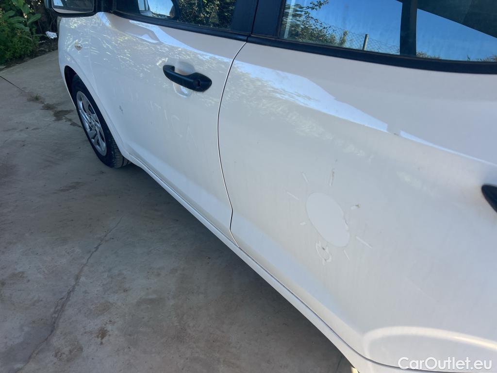  Hyundai  i10 HYUNDAI  / 2020 / 5P / berlina con portón 1.0 Essence #4