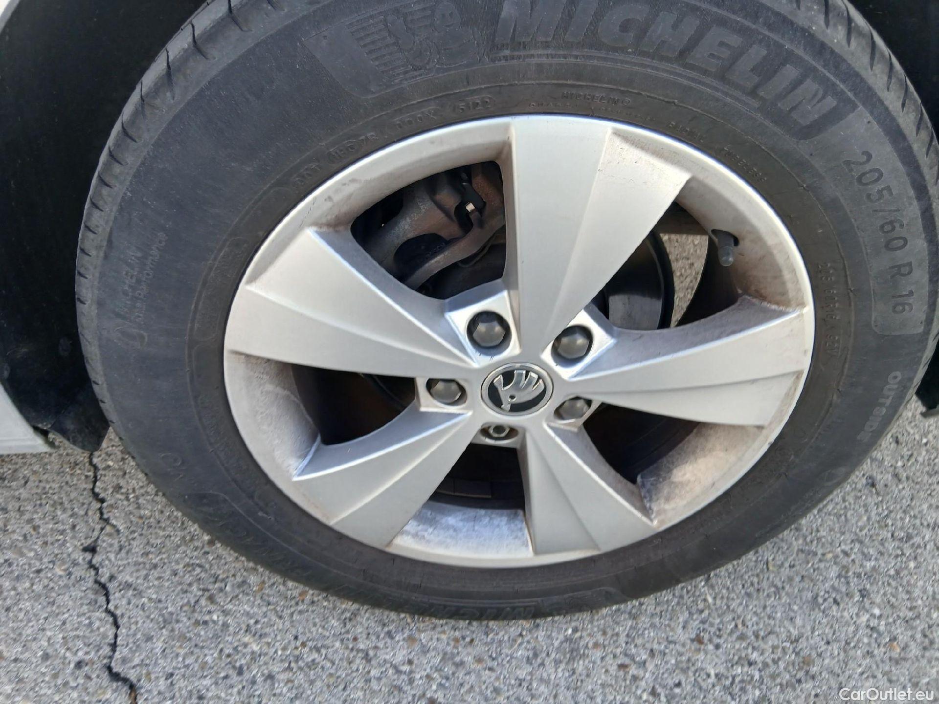  Skoda  Octavia SKODA  / 2020 / 5P / familiar Combi 2.0 TDI 110kW(150CV) DSG Ambition #25