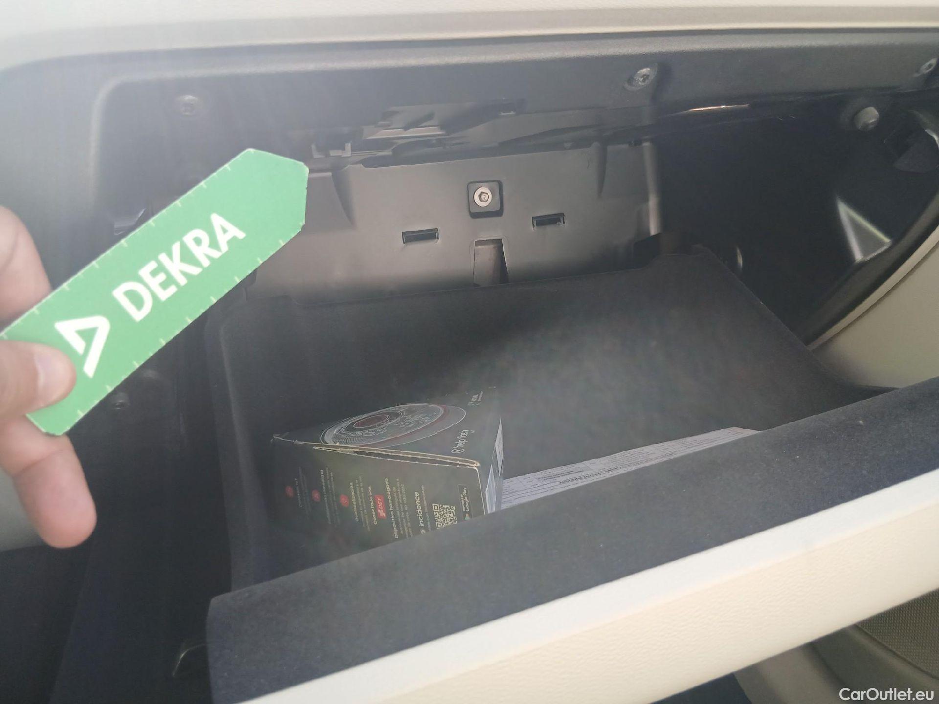  Volvo  XC60 VOLVO  / 2017 / 5P / todoterreno 2.0 B4 D AWD Momentum Pro Auto #24