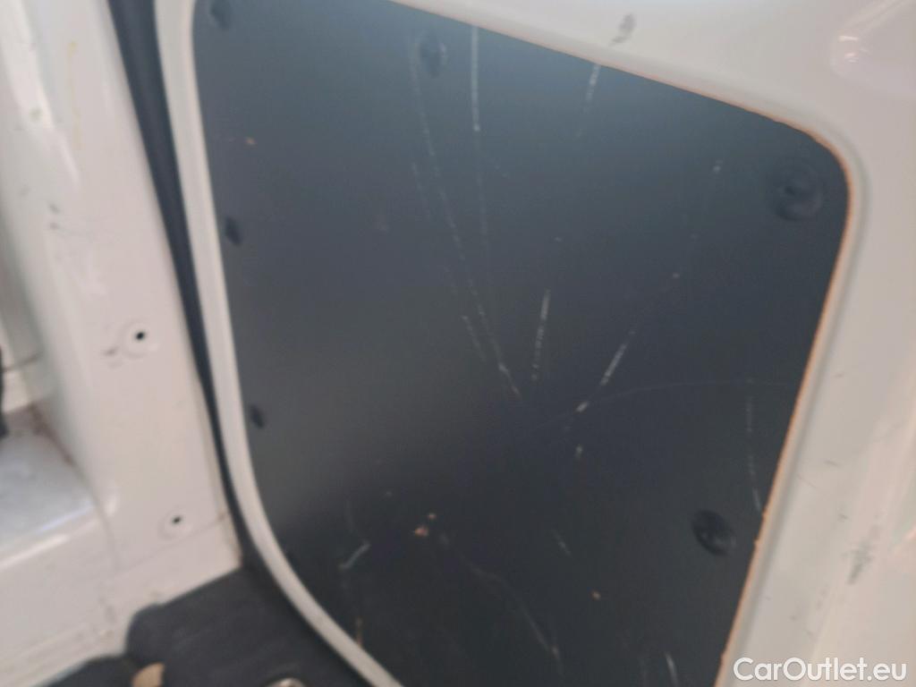  Volkswagen  Caddy VOLKSWAGEN  / 2015 / 4P / furgón derivado de turismo Profesional Furgón 2.0 TDI 55kW BMT #32