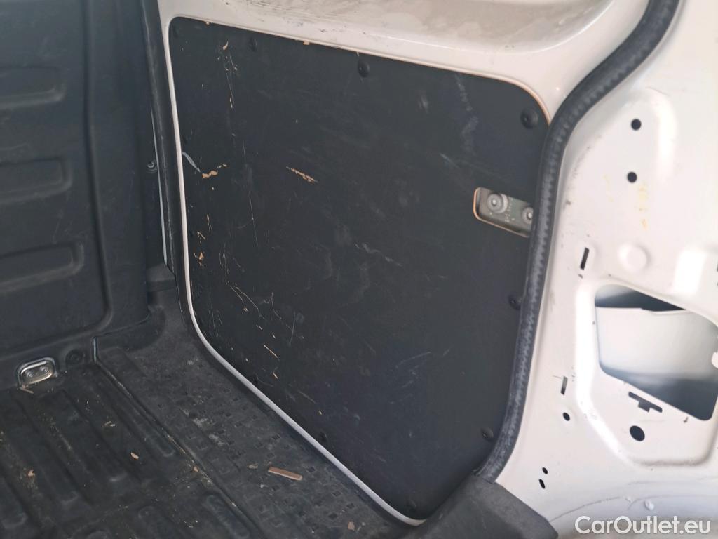  Volkswagen  Caddy VOLKSWAGEN  / 2015 / 4P / furgón derivado de turismo Profesional Furgón 2.0 TDI 55kW BMT #31