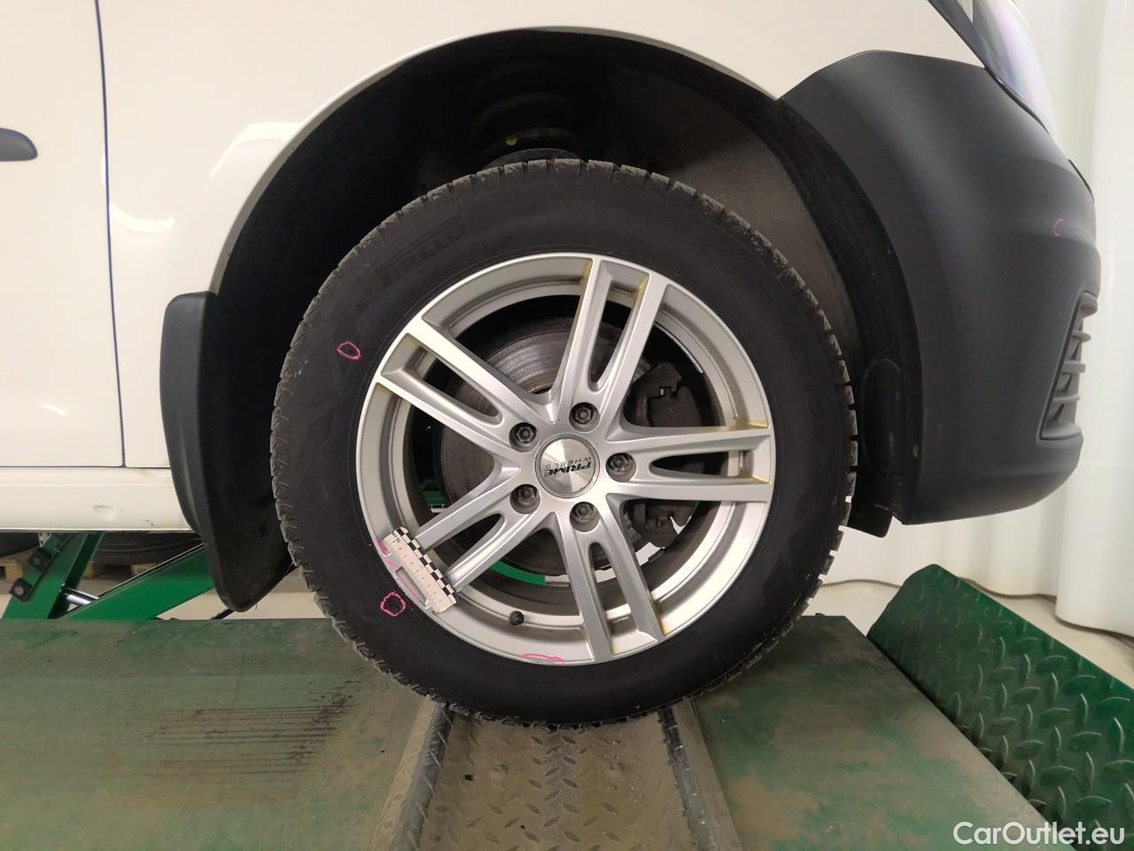  Volkswagen  Caddy  TDI 75 Maxi Aut #2