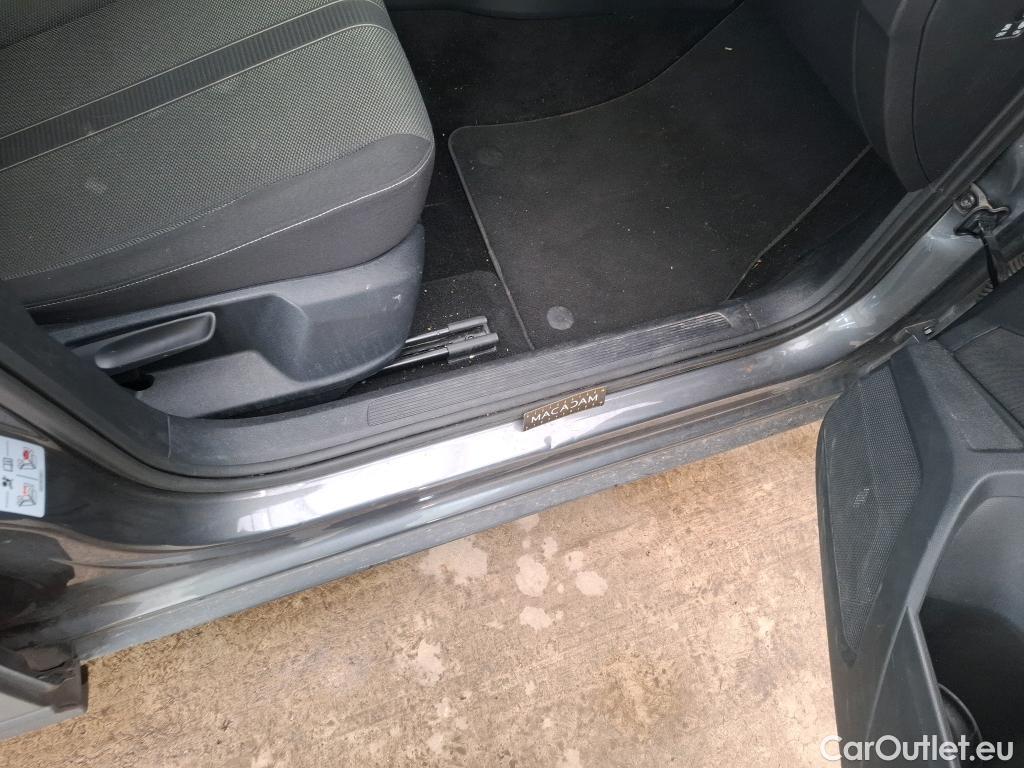  Volkswagen  T-ROC VOLKSWAGEN  / 2021 / 5P / SUV 2.0 TDI 150 LIFE PLUS DSG7 #3