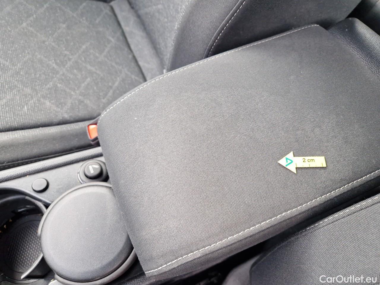  Volkswagen  Golf  Life 1.0 TSI #48