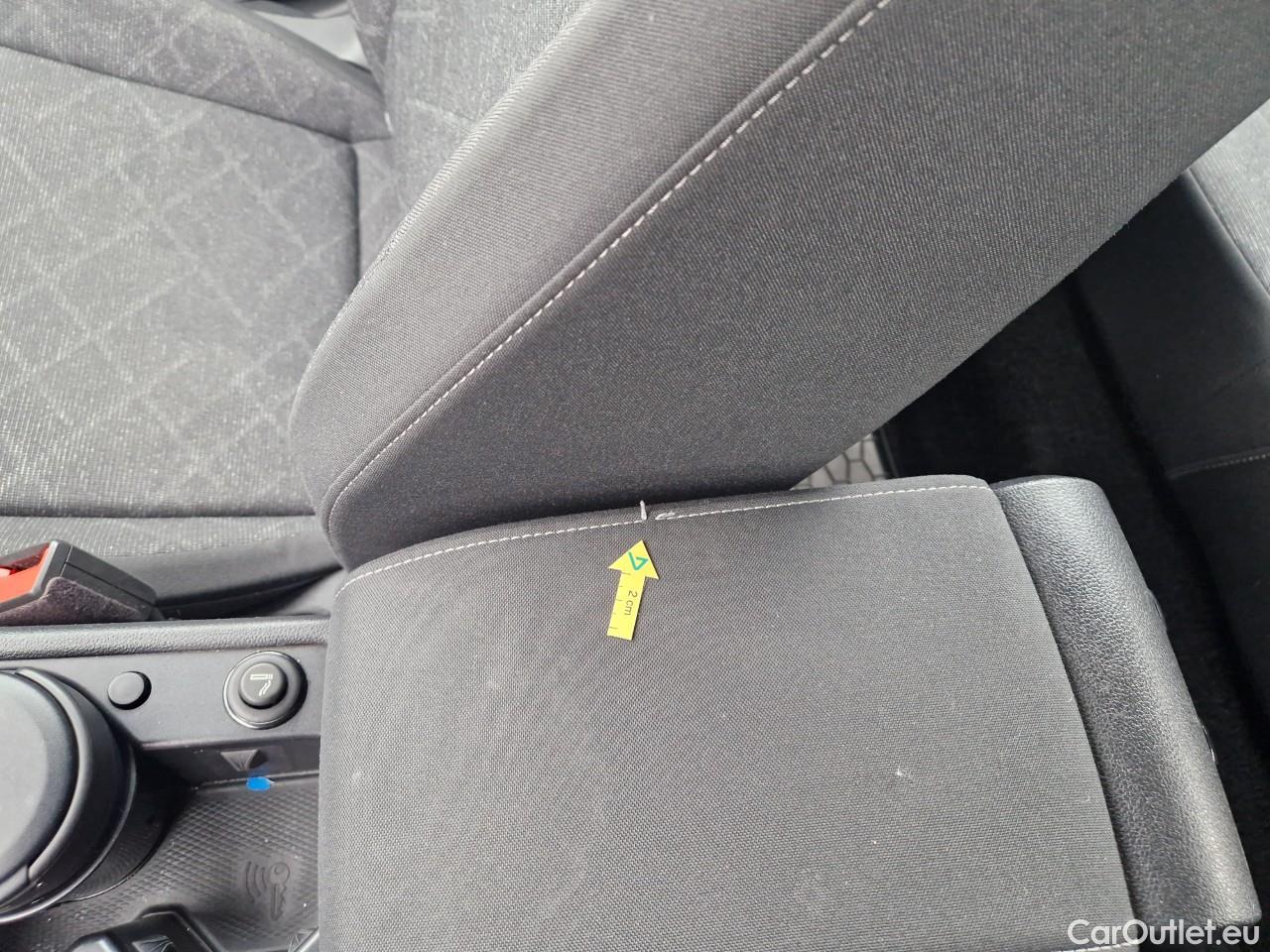  Volkswagen  Golf  Life 1.0 TSI #46