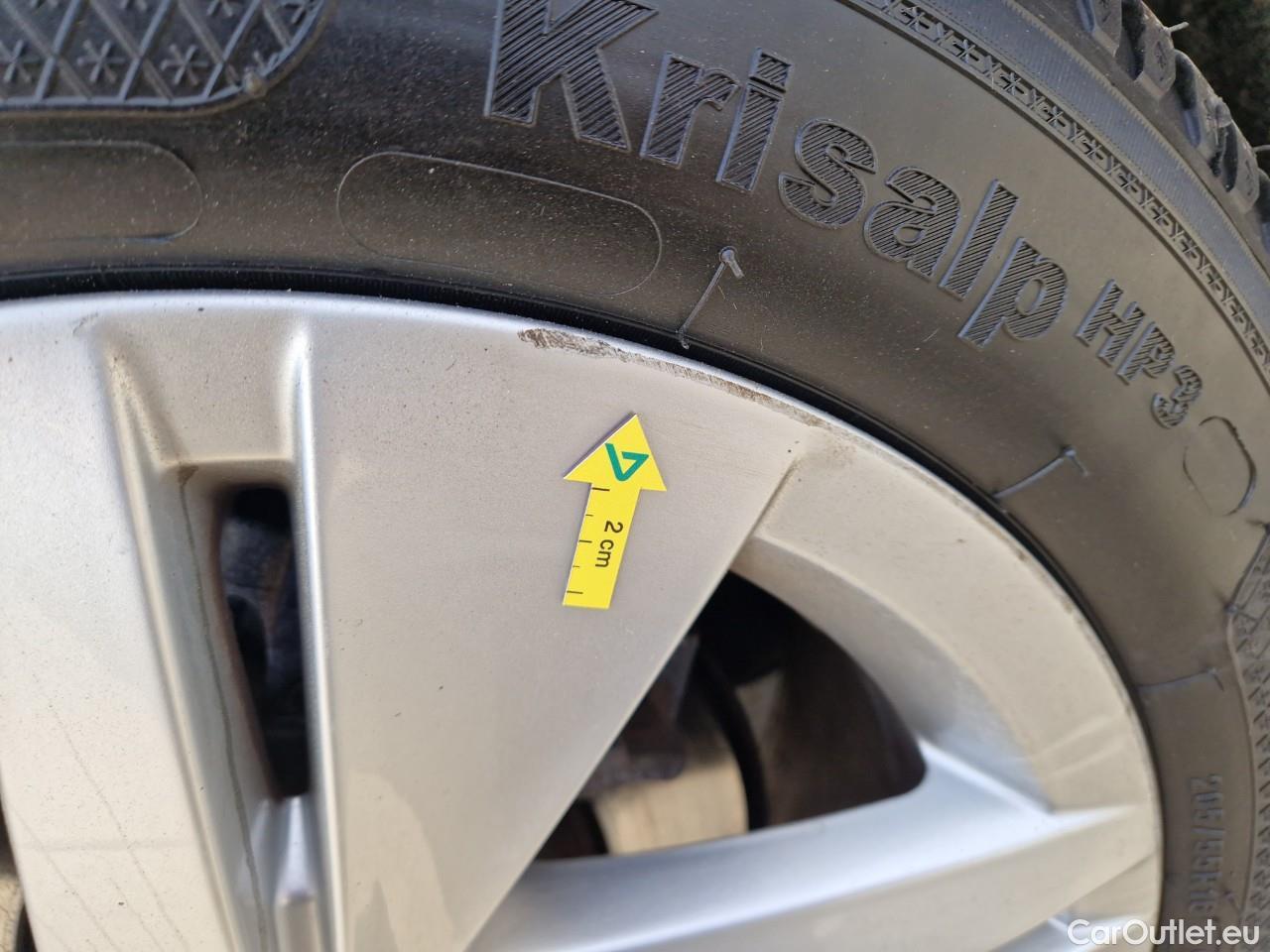  Volkswagen  Golf  Life 1.0 TSI #32