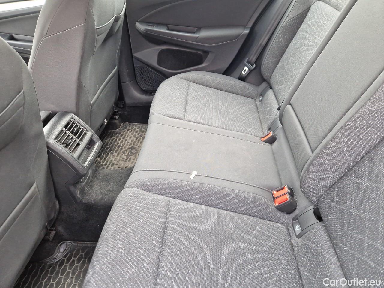  Volkswagen  Golf  Life 1.0 TSI #51